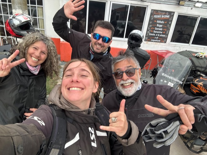 Merce, Nuri, Guille y Fabio sentados a la mesa en el almuerzo donde surgió la idea